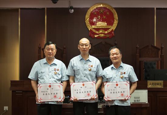 南谯法院三名干警获法院工作三十年荣誉奖章|