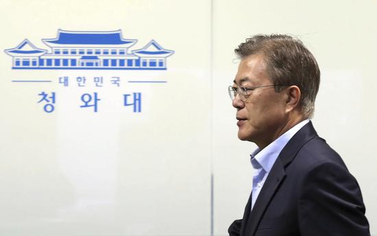 2017年5月14日，韩国总统文在寅在首尔青瓦台总统府参加会议。（新华/美联）