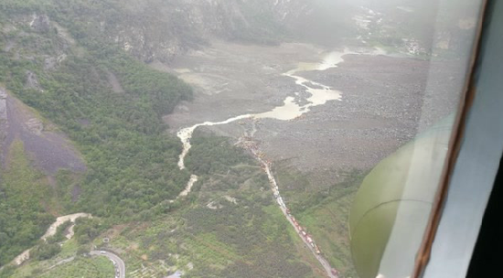 西部战区直升机到达现场 航拍茂县垮塌区域