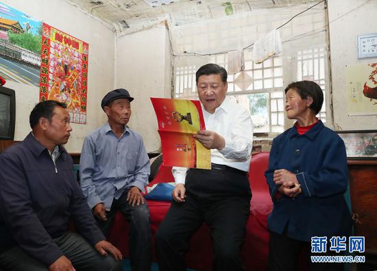 6月21日,中共中央总书记、国家主席、中央军委主席习近平到山西考察调研。这是习近平来到忻州市岢岚县赵家洼村看望贫困村民刘福有。新华社记者 庞兴雷摄