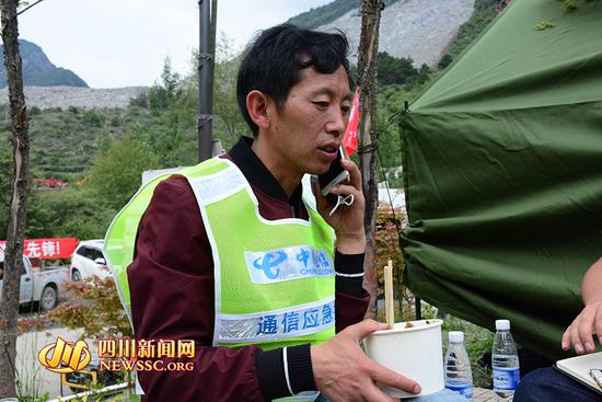 没吃几口刘国华就把饭放下