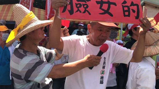 反对年改群众在湖口老街抗议，高喊“蔡英文下台”。（图片来源：台湾“联合新闻网”）