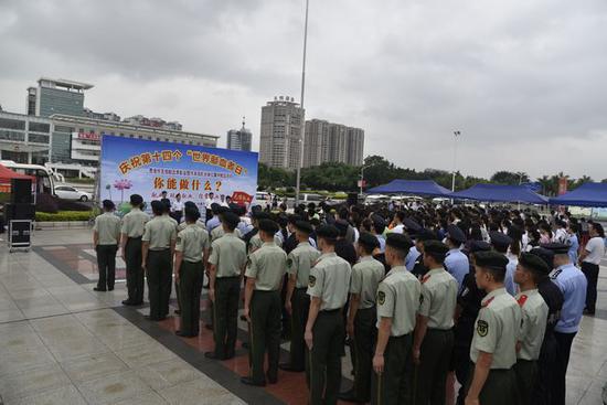 贵港市公安局组织民警协警参加无偿献血活动|