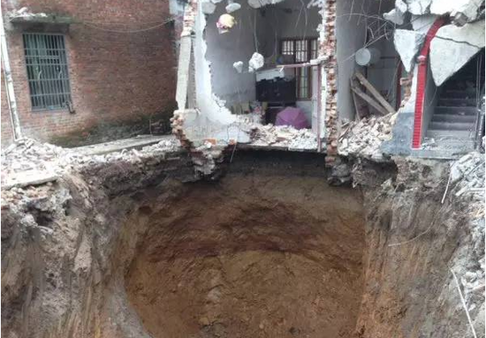 女子睡着睡着觉卧室塌了 挖到地下15米未能找到