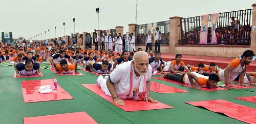 资料图：印度总理莫迪（中）练习瑜伽。 新华社发