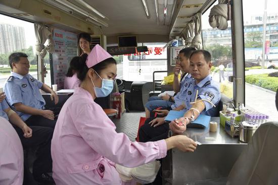 贵港市公安局组织民警协警参加无偿献血活动|