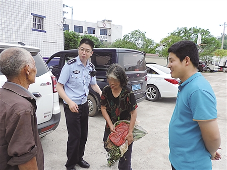 迷路老人与老伴相见 大足警方供图