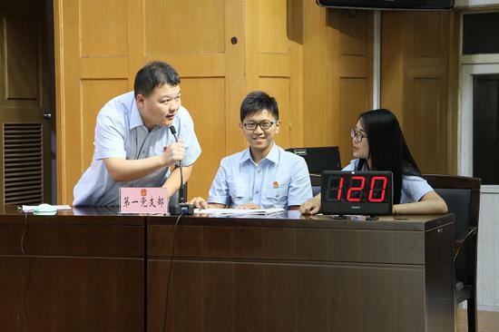 图为 芜湖中院第一党支部参赛选手李成明正在
