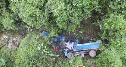 拉煤货车翻下百米山谷 司机在车辆翻滚中跳出逃生