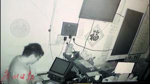 摄像头被推上去前拍摄到了盗窃行为。广州日报全媒体记者苏俊杰翻拍