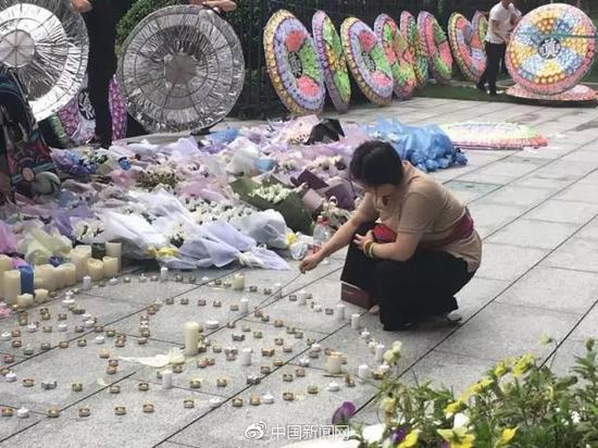 手捧鲜花、点亮蜡烛来吊唁。 图片来源:钱江晚报