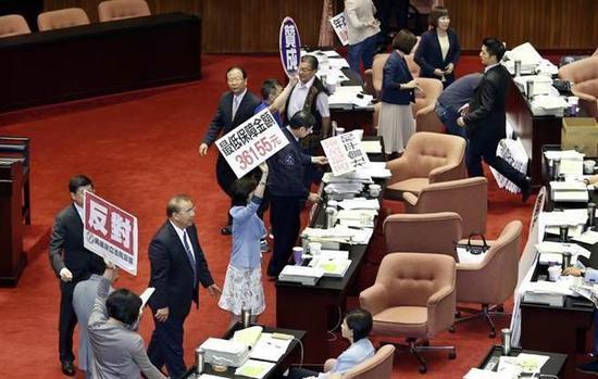 台湾“立法院”三读通过年金改革案。（图片来源：台湾《中时电子报》）