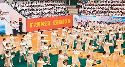 　　近日，海峡两岸传统武术大赛在白鹤拳发源地福建永春举行，来自两岸的57支代表队、600多名武林高手轮番登场，展示各派精髓。康庆平摄