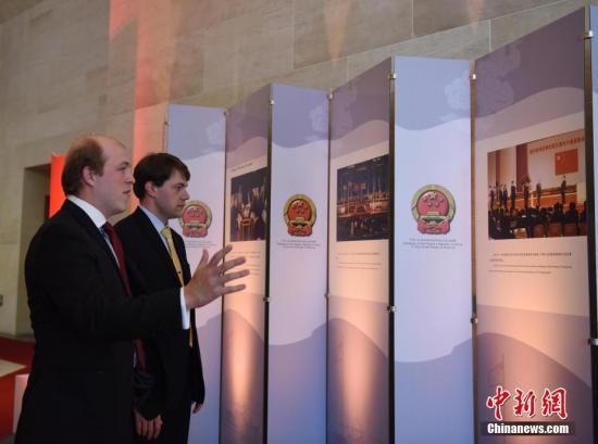 当地时间6月29日，中国驻美大使馆举行纪念香港回归20周年图片展和招待会。图为外国嘉宾参观图片展。中新社记者 邓敏 摄