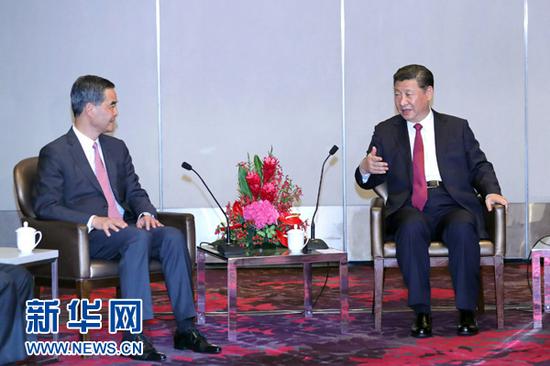 6月29日中午,国家主席习近平在香港会见香港特别行政区行政长官梁振英。新华社记者 鞠鹏 摄