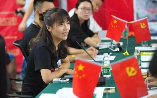 斗鱼“网红党支部”建立。 长江日报 彭年 摄