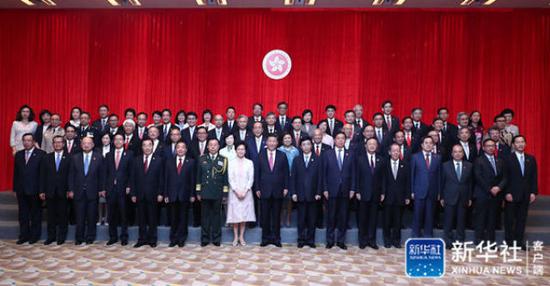↑7月1日上午,国家主席习近平在香港特别行政区行政长官林郑月娥陪同下,会见香港特别行政区新任行政、立法、司法机构负责人。新华社记者 鞠鹏 摄