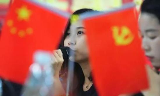 网红主播正在讲话。 长江日报 彭年 摄