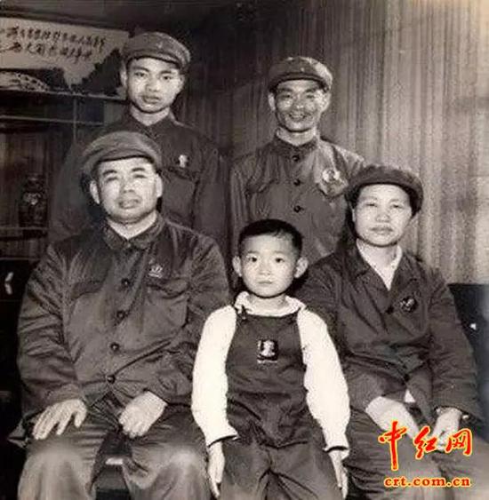 1970年许世友将军、夫人田普、长子许光、三子许援朝、长孙许道昆在南京。