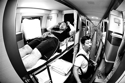 新型纵向卧铺动车组上线运营 未设置行李架(图