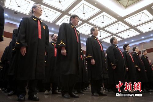 7月3日上午，最高人民法院举行首批员额法官宪法宣誓仪式。最高人民法院院长、中华人民共和国首席大法官周强领誓。图为运动现场。中新社记者 李慧思 摄
