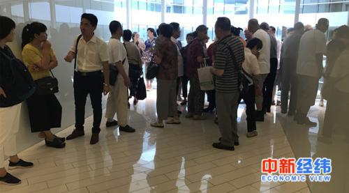 华赢凯来投资者在银河SOHO门口群集，现场有警员维持秩序。中新经纬 毕彤彤 摄