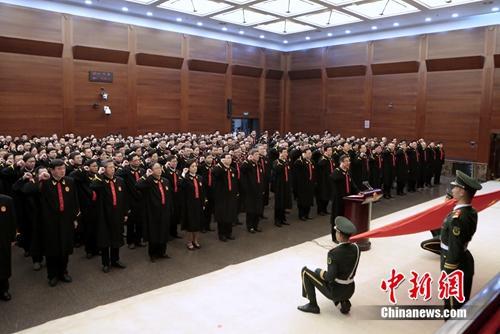 7月3日上午，最高人民法院举行首批员额法官宪法宣誓仪式。最高人民法院院长、中华人民共和国首席大法官周强领誓。图为运动现场。中新社记者 李慧思 摄