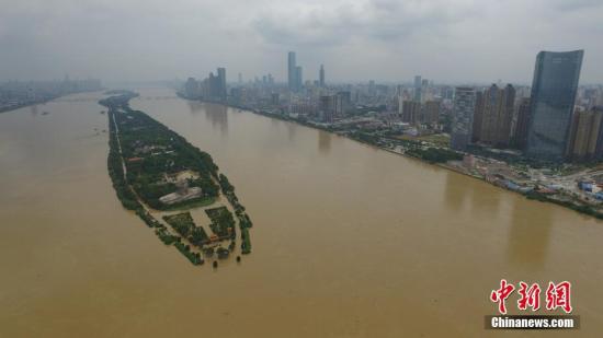 图为长沙橘子洲旅行台被淹。中新社记者 杨华峰 摄