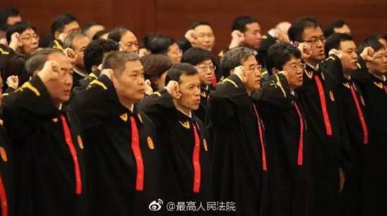 7月3日上午，最高人民法院举行首批员额法官宪法宣誓仪式。