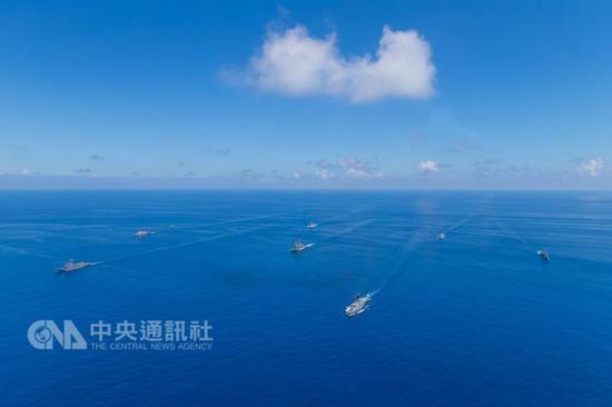 台军在澎湖海域出动基隆军舰7艘、台海军S-70C反潜直升机、台空军P-3C反潜机等执行“海空联合操演”。（图片来源：台湾“中央社”）