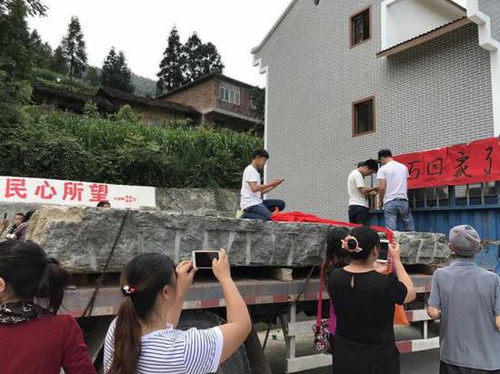 7月3日，长坝镇民主村被盗的“花石头”被找回，村民们迎接它回家。汹涌新闻记者 谢寅宗 摄