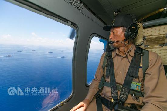 台防务部门4日称，台军参谋总长李喜明上将日前抵达澎湖地区，搭乘S-70C直升机视察“海空联合操演”情况。（图片来源：台湾“中央社”）