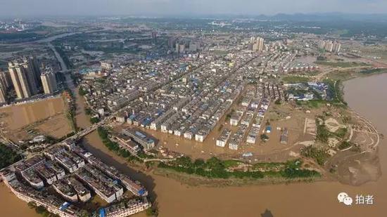▲7月2日16时左右，宁乡市，城区部分住户和宁乡沙河市场被洪水浸泡，大部分地区处于停水停电的状态。