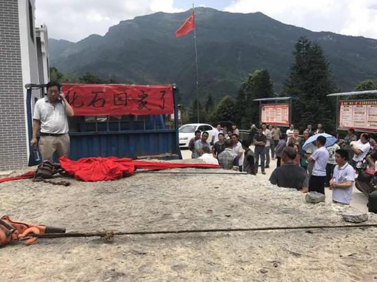7月3日，长坝镇民主村被盗的“花石头”被找回，村民们迎接它回家。汹涌新闻记者 谢寅宗 摄