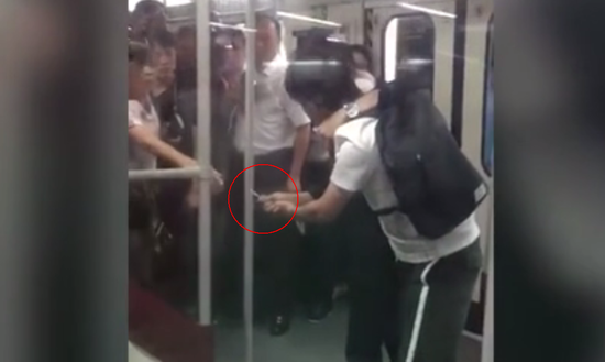 实拍：两男子地铁持刀打斗 女站务员空手夺刃