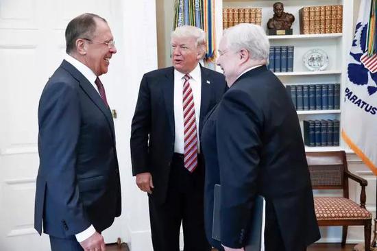 ▲今年5月，特朗普在白宫会见俄罗斯外交部长拉夫罗夫和俄罗斯驻美国大使基斯利亚克。