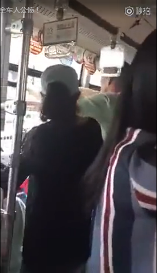 实拍：中年夫妻大骂公交司机，引全车人公愤！