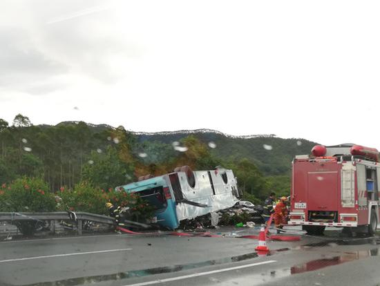 7月6日图文：广河高速龙门段一辆客车翻车 已致19人死亡