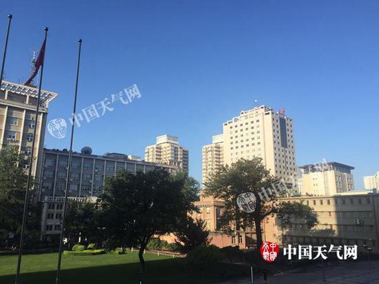 7日晨,北京雨过天晴,天空湛蓝。