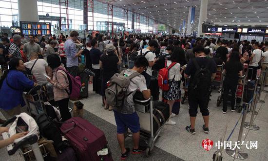 6日下午,首都机场乘客滞留。