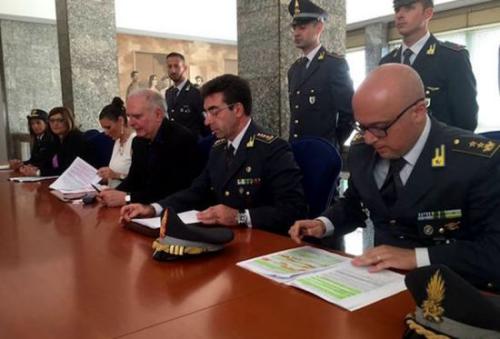 146名华人代购集体被控 涉嫌机场骗税|退税|机