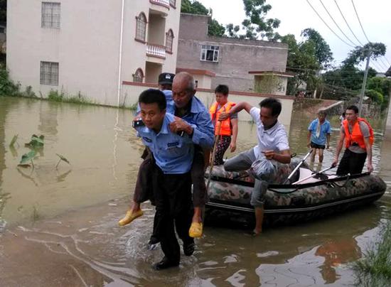 广西贵港平南县公安民警坚守抗洪最前线|民警