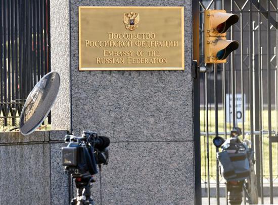 资料图：2016年12月29日美国国务院宣布驱逐35名俄外交人员，记者将摄像机架在俄罗斯驻美国大使馆外。新华社记者殷博古摄
