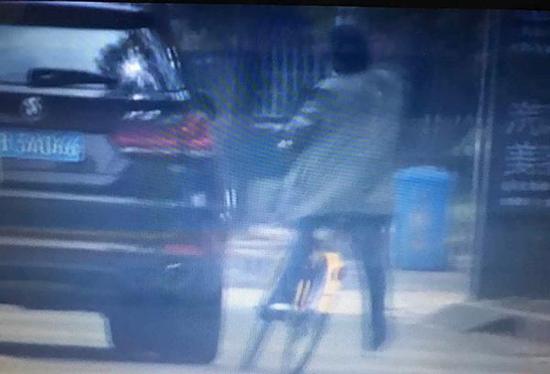 嫌犯骑共享单车“碰瓷”的监控画面。上海警方供图