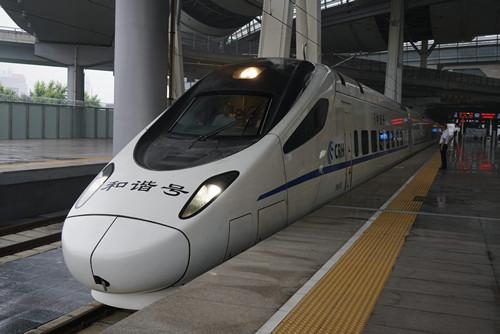 资料图片：7月6日，D6655次列车驶出北京南站。新华社记者 邢广利 摄