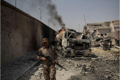 伊拉克政府军在摩苏尔与伊斯兰国奋战。美联社