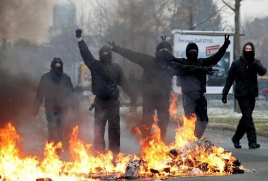 德国示威升级成骚乱:汉堡街头浓烟滚滚如战场