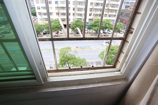 吴黎曙用脚蹬开的五楼防盗窗。