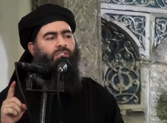2014年7月5日的视频截图，一名据称是“伊斯兰国”头目巴格达迪的男子在伊拉克一座清真寺讲话。