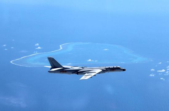 ↑2016年7月中旬，中国空军出动轰-6K飞机赴黄岩岛等岛礁附近空域巡航。新华社发（刘锐 摄）